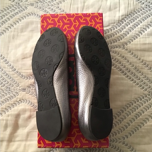 Tory Burch Reva ballet flat, Pewter size 5 - Picture 3 of 4
